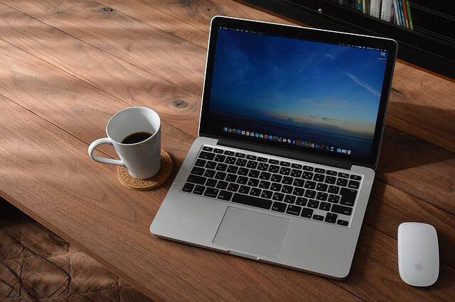 laptop-coffee-on-desk