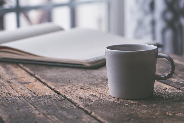 coffee-and-note-on-desktop